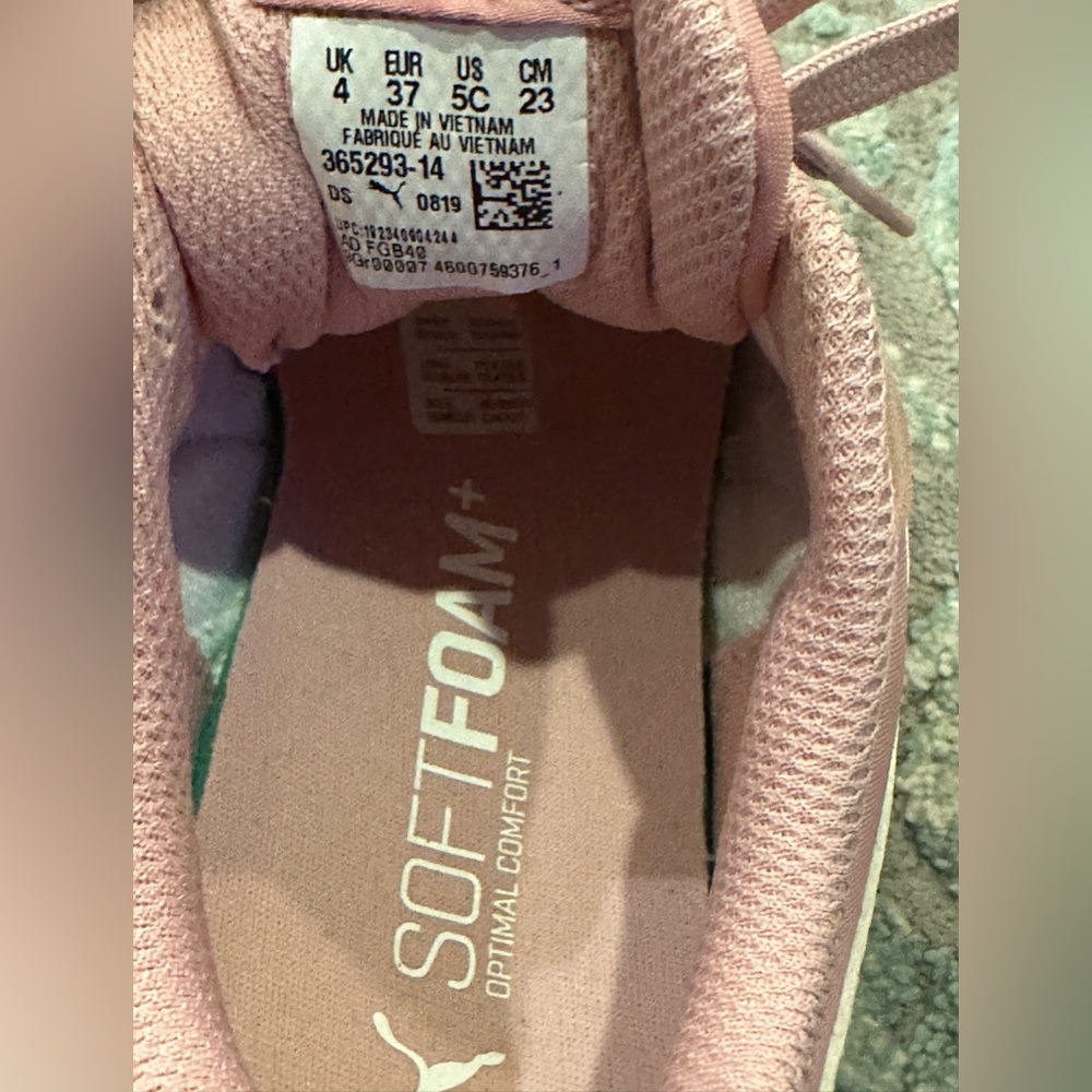 Girls 5 / women’s 6 pink pumas - Picture 4 of 4
